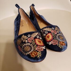 Latigo Blue Velvet Floral Embroidered Flats NWoT 8.5